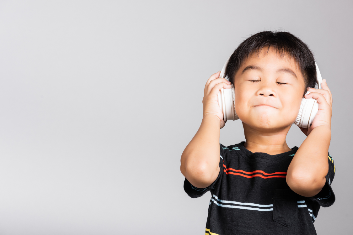 Discover how audiobooks and phonics work together for young readers and learn practical strategies to balance listening and systematic reading instruction.
