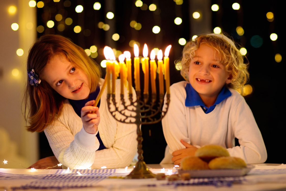Discover Hanukkah read-alouds perfect for Pre-K that build phonics skills through rhythm, repetition, and engaging holiday stories.